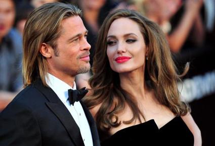 أنجيلينا مخطوبة رسميّاً لبراد؛ وإليكَ صورة عن خاتم الخطوبة!